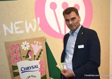 Robert Verbruggen of Chrysal with the new sachets. "Something for everyone", Robert says. The sachets can be disposed of with paper, recycled plastic or in the green bin.
